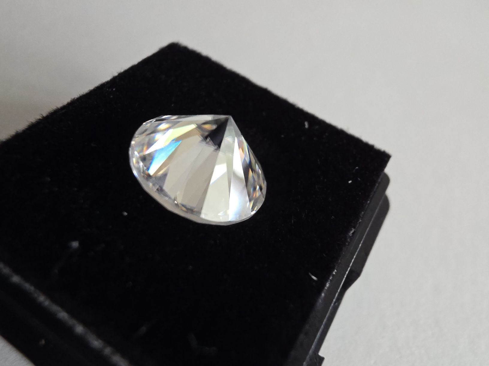 Pietre preziose: Diamant Moissanite 10mm. 3,6 Karat – Nuovo e nell'imballaggio originale da Menziken venduto da Mirager 6