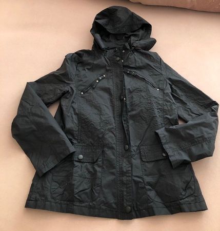 Veste de pluie. Capuche noire légèr. 38
