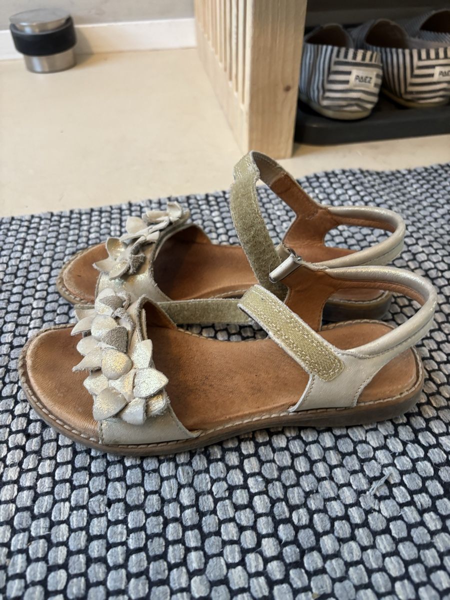 Scarpe per ragazze: Herzige Mädchen Sandalen Grösse 35 – Usato da Jona venduto da Passionfruita 2