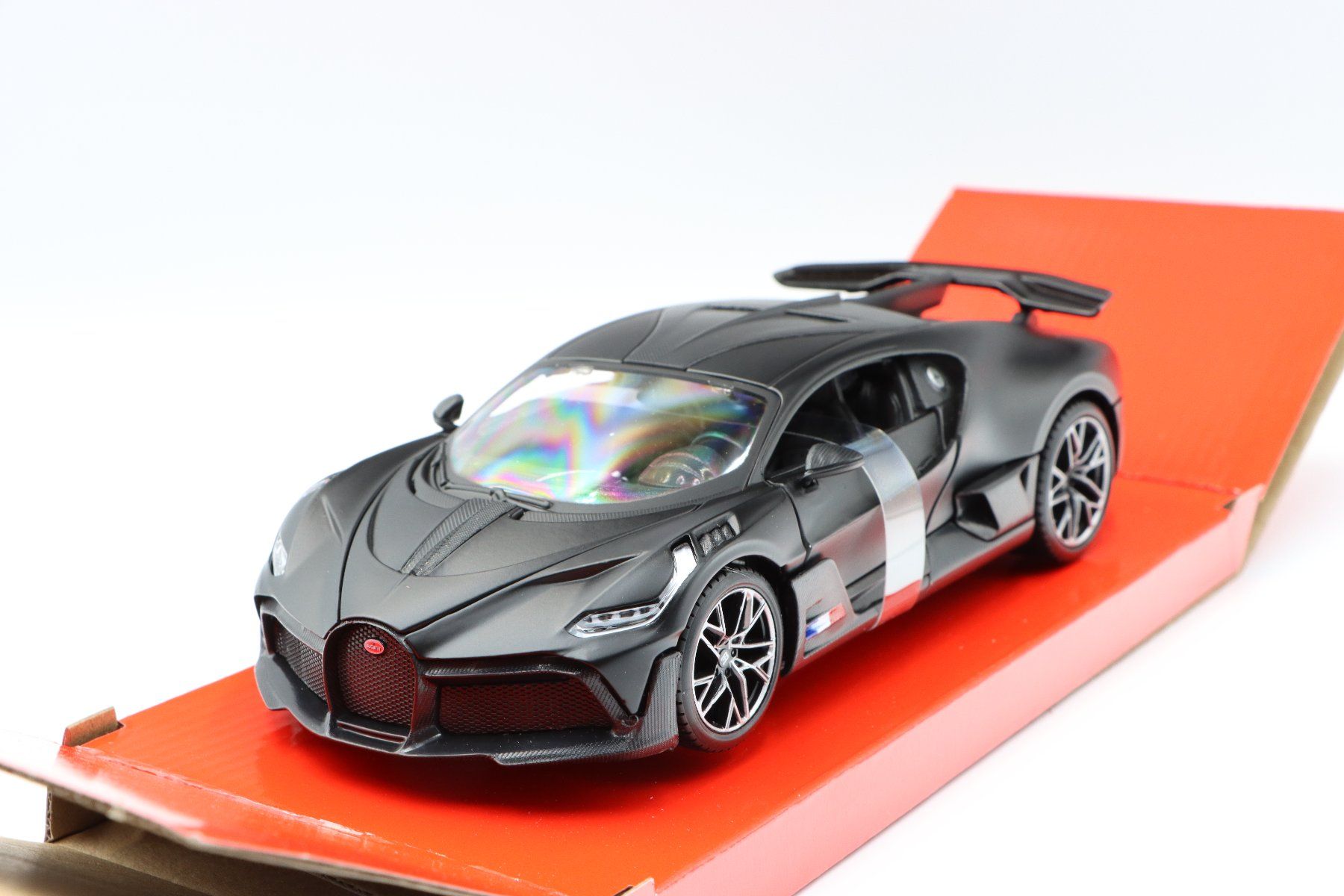 Bugatti Modellini d'auto: Bugatti Divo 2018 1:24 Maisto – Nuovo e nell'imballaggio originale da Bühl b.Aarberg venduto da modelldiecast 3