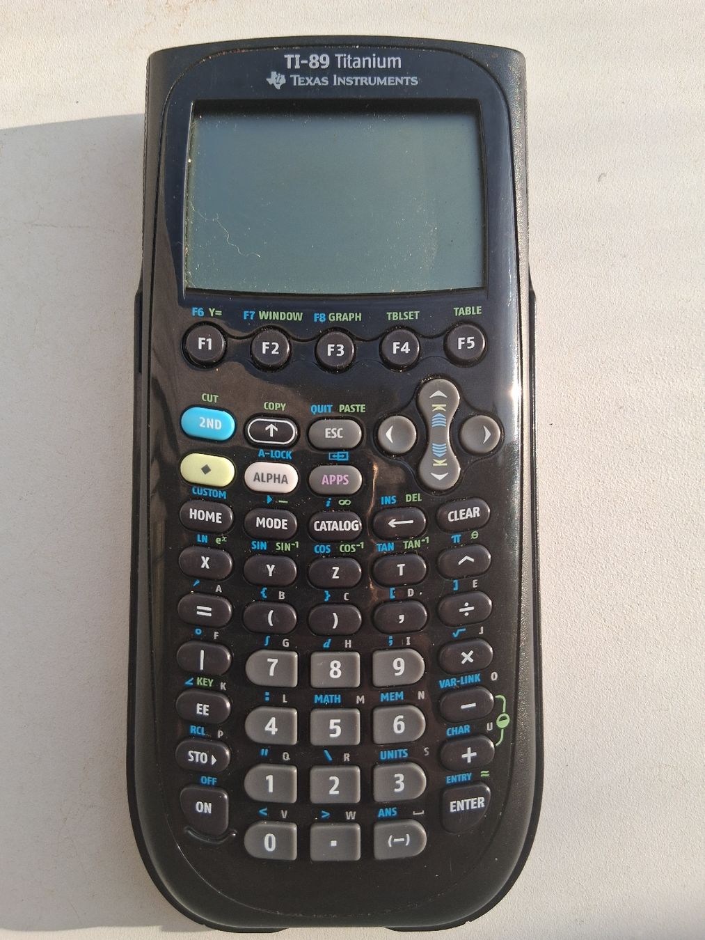 Texas Instruments Calcolatrici tascabili: Texas Instruments TI-89 Grafikrechner ab CHF 1.- – Difettoso da Basel venduto da yaen138