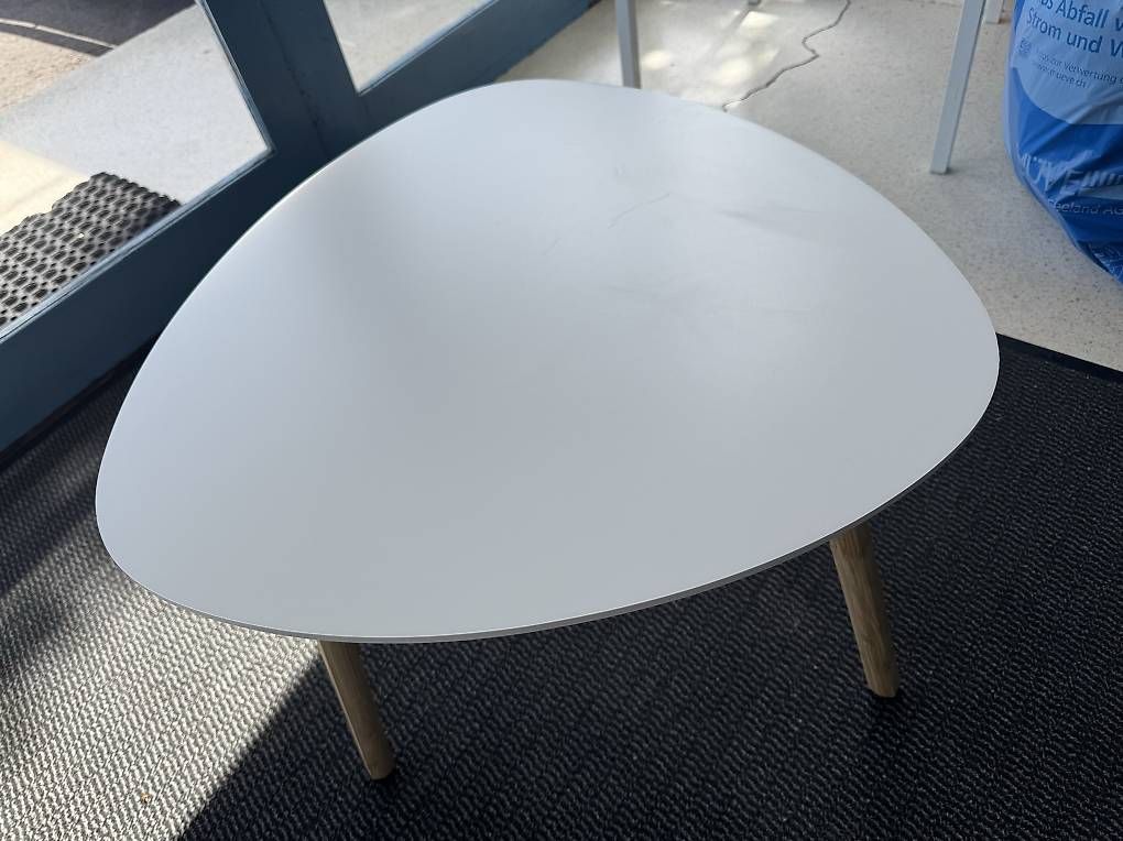 Tables: Alles Gratis – D'occasion à Diessbach b. Büren par nic_n8mg
