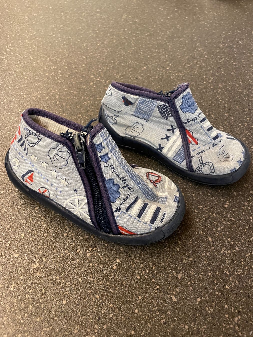 Scarpe per ragazzi: Hausschuhe Grösse 21 – Usato da Embrach venduto da Smart0 1