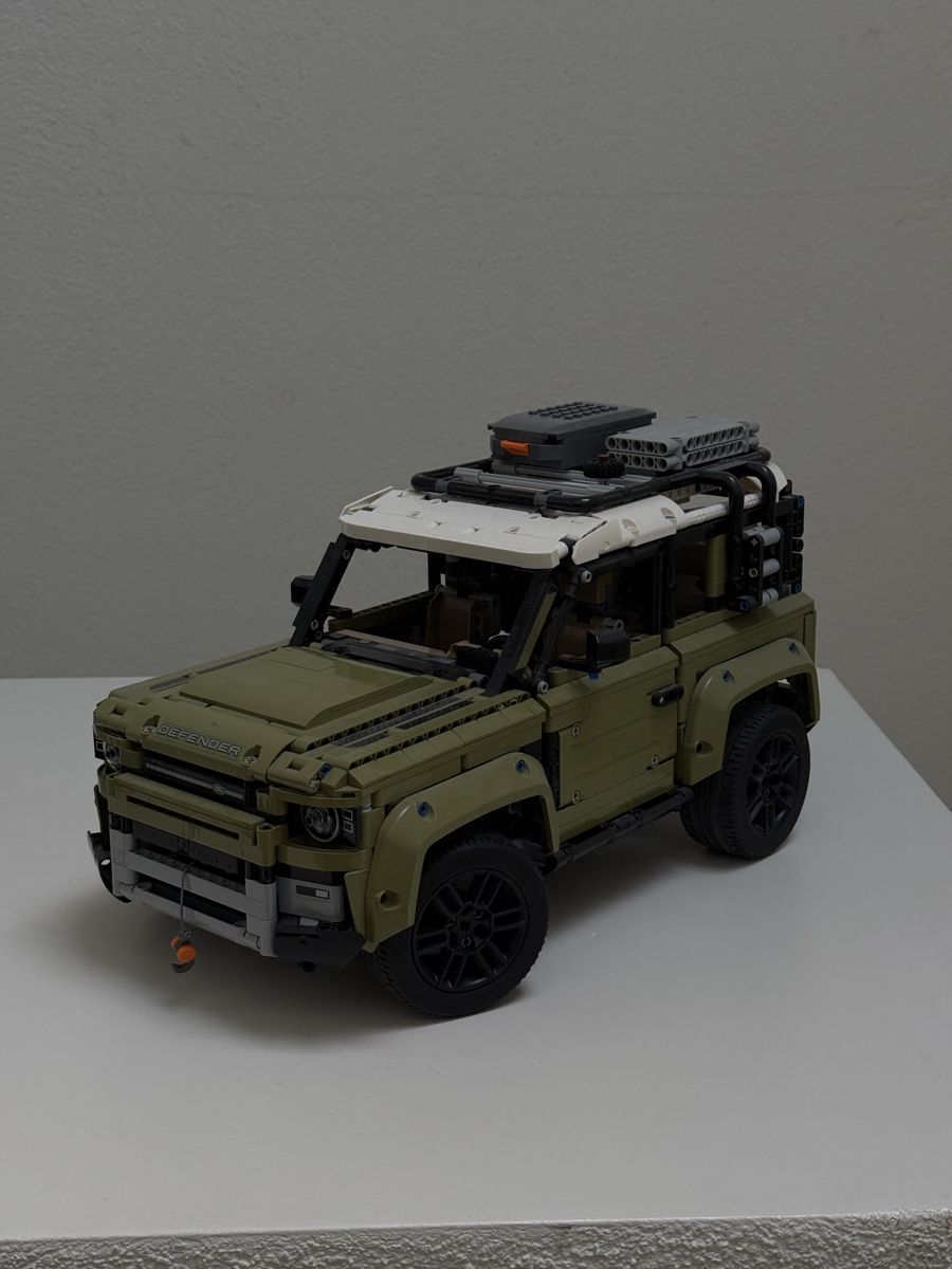 Land Rover Voitures modèles: LEGO Technic Land Rover Defender 42110 assembled – D'occasion à Lufingen par colinluetzelschwab 1