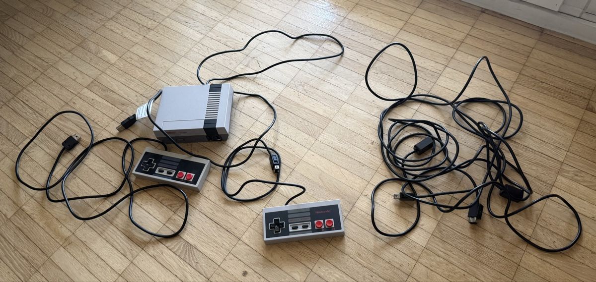 Nintendo Konsolen: Nintendo Classic Mini NES mit 2 Controllern – Gebraucht aus basel von NaLuBa1