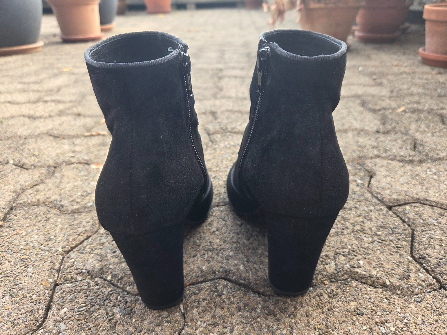 Chie Mihara Chaussures femmes: Chie Mihara Black Suede Booties NEU 37.5 – Neuf (Voir description) à Zürich par aktak 4