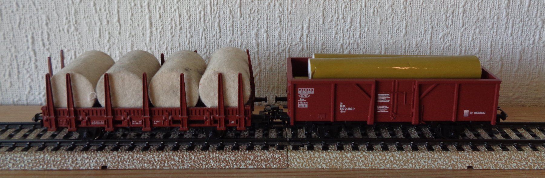 Märklin Modelleisenbahnen: Märklin, 2 Güterwagen mit Beladung, H0 – Gebraucht aus Arbon von lyres 2