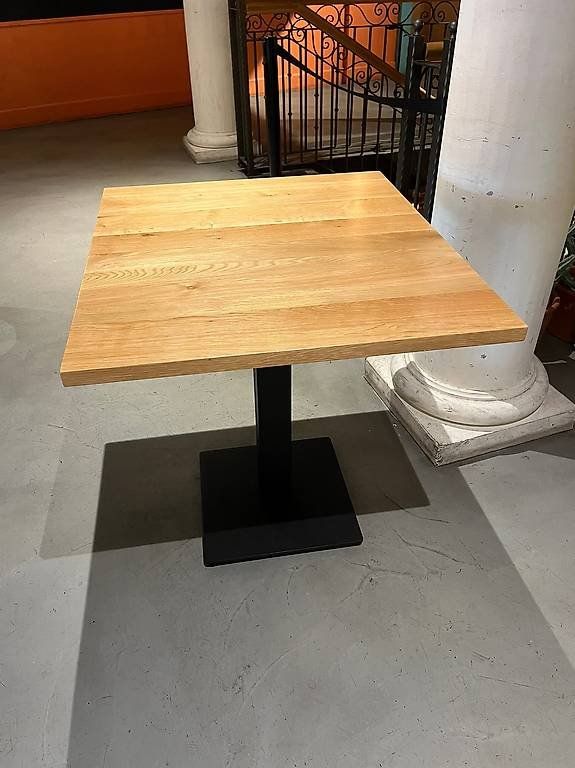 Tische: Tisch 70x80cm aus Eiche – Gebraucht aus Rothenburg von Remimag_Gastronomie