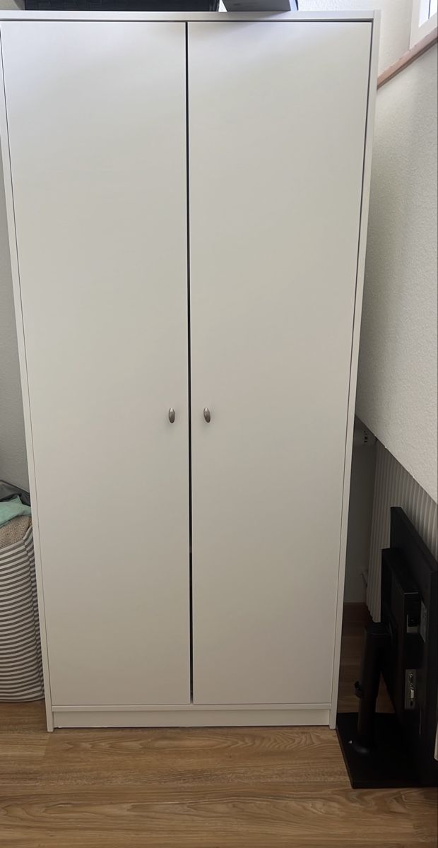 Armoires: Ikea Schrank zu verkaufen – D'occasion à Zürich par JuliaP1998