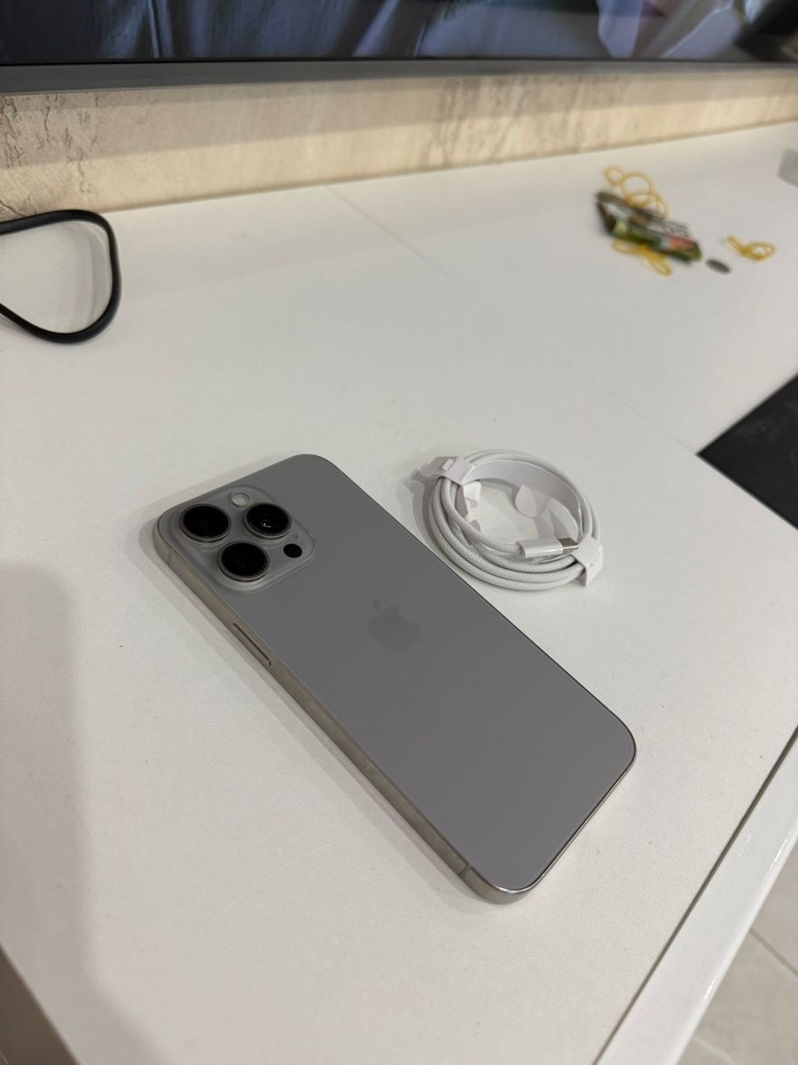 Apple Portables: Iphone 15 pro max 256 gb battery 100%  – Neuf (Voir description) à Chippis par mig_8ns6 7