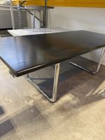 Tisch mit schwarzer Tischplatte, gebraucht