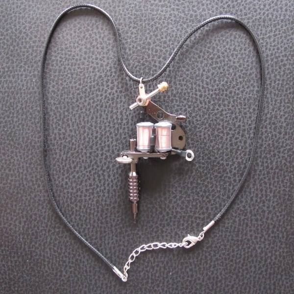 Altri gioielli: Anhänger mit Kette Tattoo Machine III – Nuovo (secondo la descrizione) da Schwanden GL venduto da UHRKNALL 2