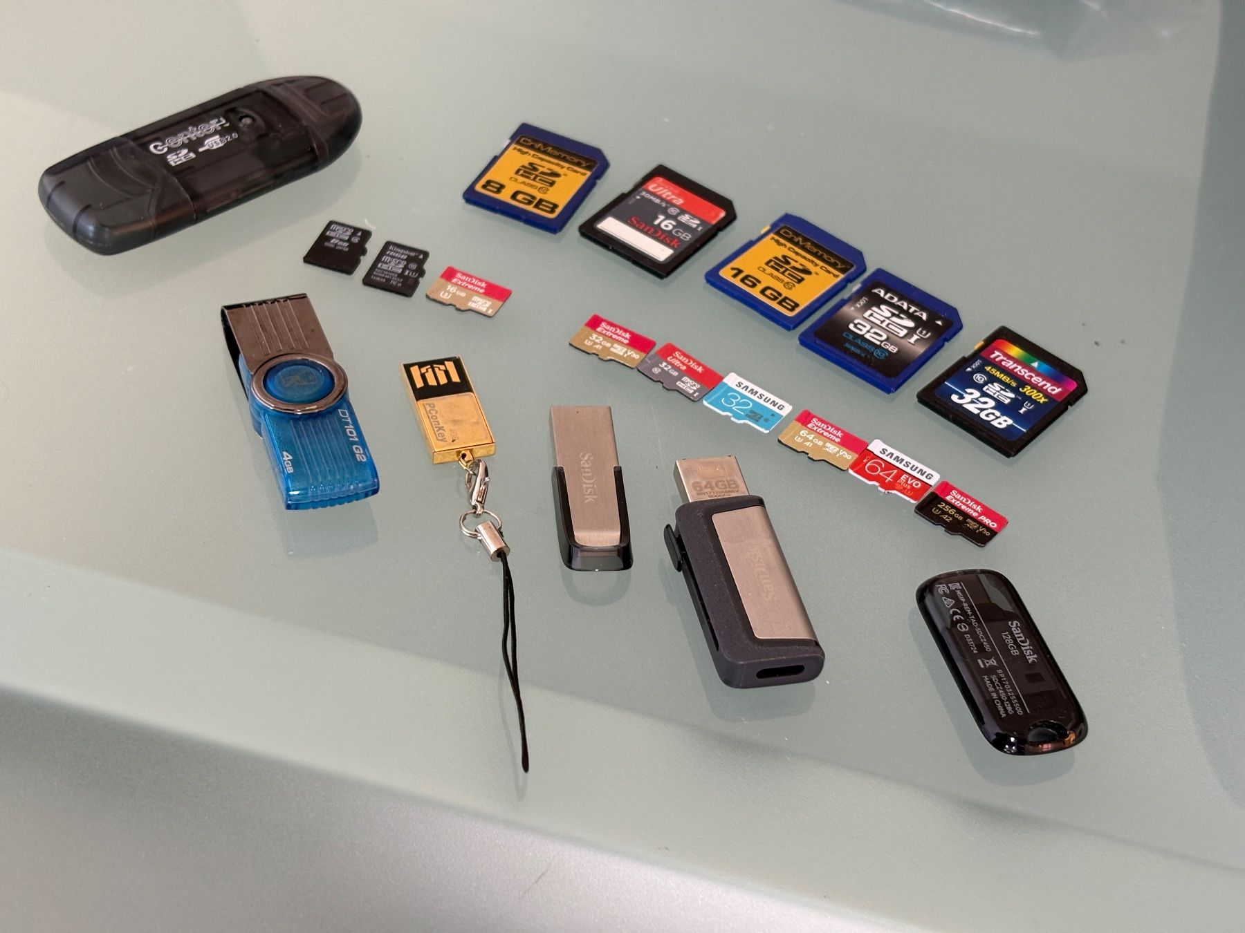 Chiavette USB: Verschiedene SD- / microSD-Karten und USB Sticks – Usato da Dietikon venduto da The-Star-Shop 2