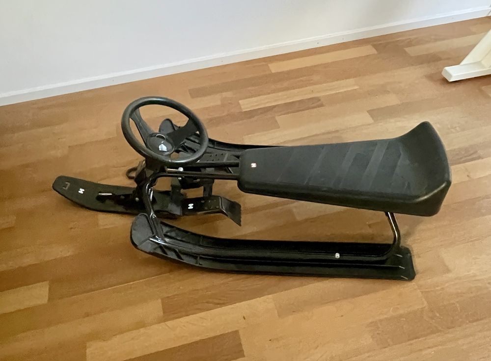 Luge: Snowracer Lenkschlitten Schwarz neuwertig – D'occasion à Reinach BL par SchnaeppchenScout 5