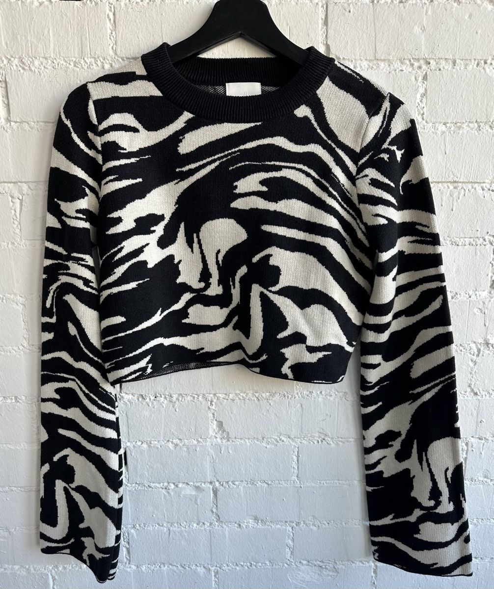 H&M Pullover & Sweatshirts: Cooler, schwarz-weiss gemusterter Crop-Pullover von H&M – Gebraucht aus Bern von Fraeuleinhonig
