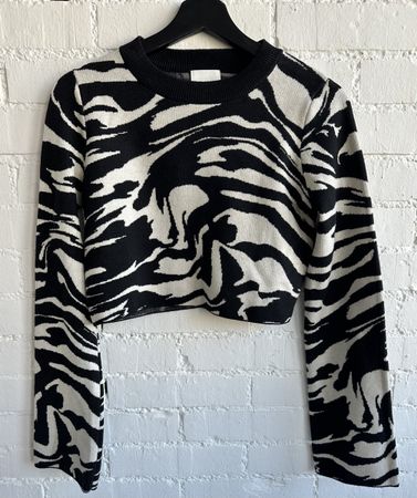 Cooler, schwarz-weiss gemusterter Crop-Pullover von H&M