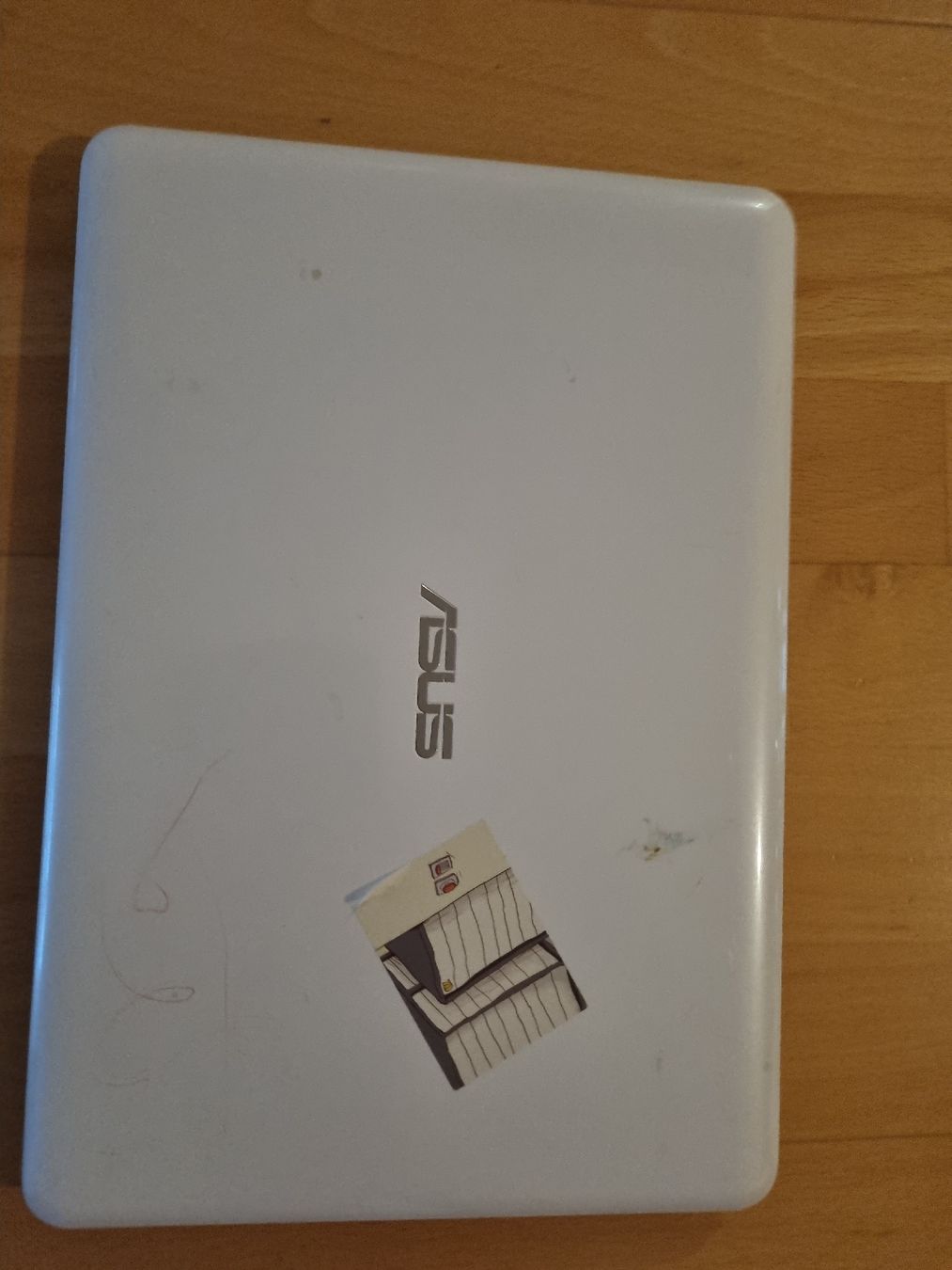 Asus Notebooks: asus notebook alt und ohne kabel – Defekt aus Basel von Waranwaran 1