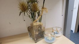 Glasvase mit Deko-Blumen und Kerzen im Glas, Top!
