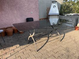 Gartentisch mit Glasplatte und Metallgestell