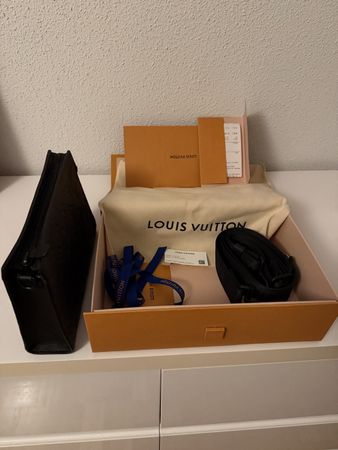 Pochette Louis Vuitton noir cuir gaufré état neuf avec boîte