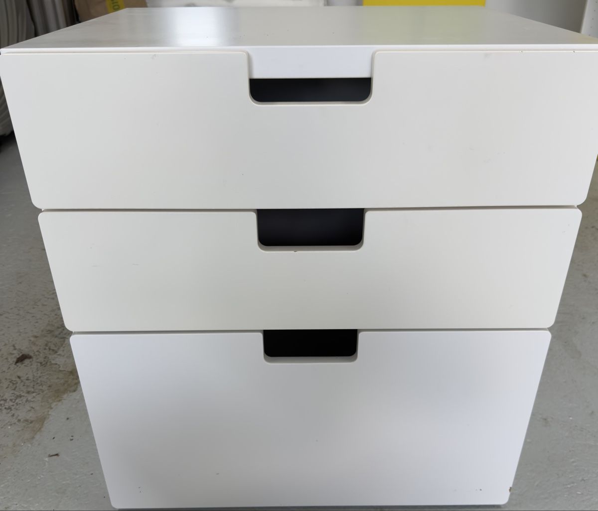 Kommoden: Weisse Kommode mit drei Schubladen IKEA Stuva – Gebraucht aus Uster von