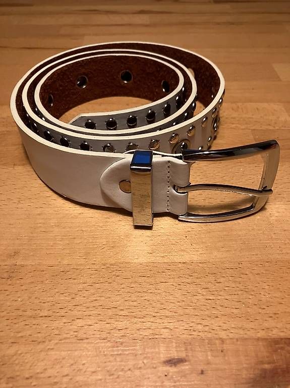 Gürtel: Cintura bianca con borchie e occhielli usato buone – Gebraucht aus Mezzovico von bai_td2m