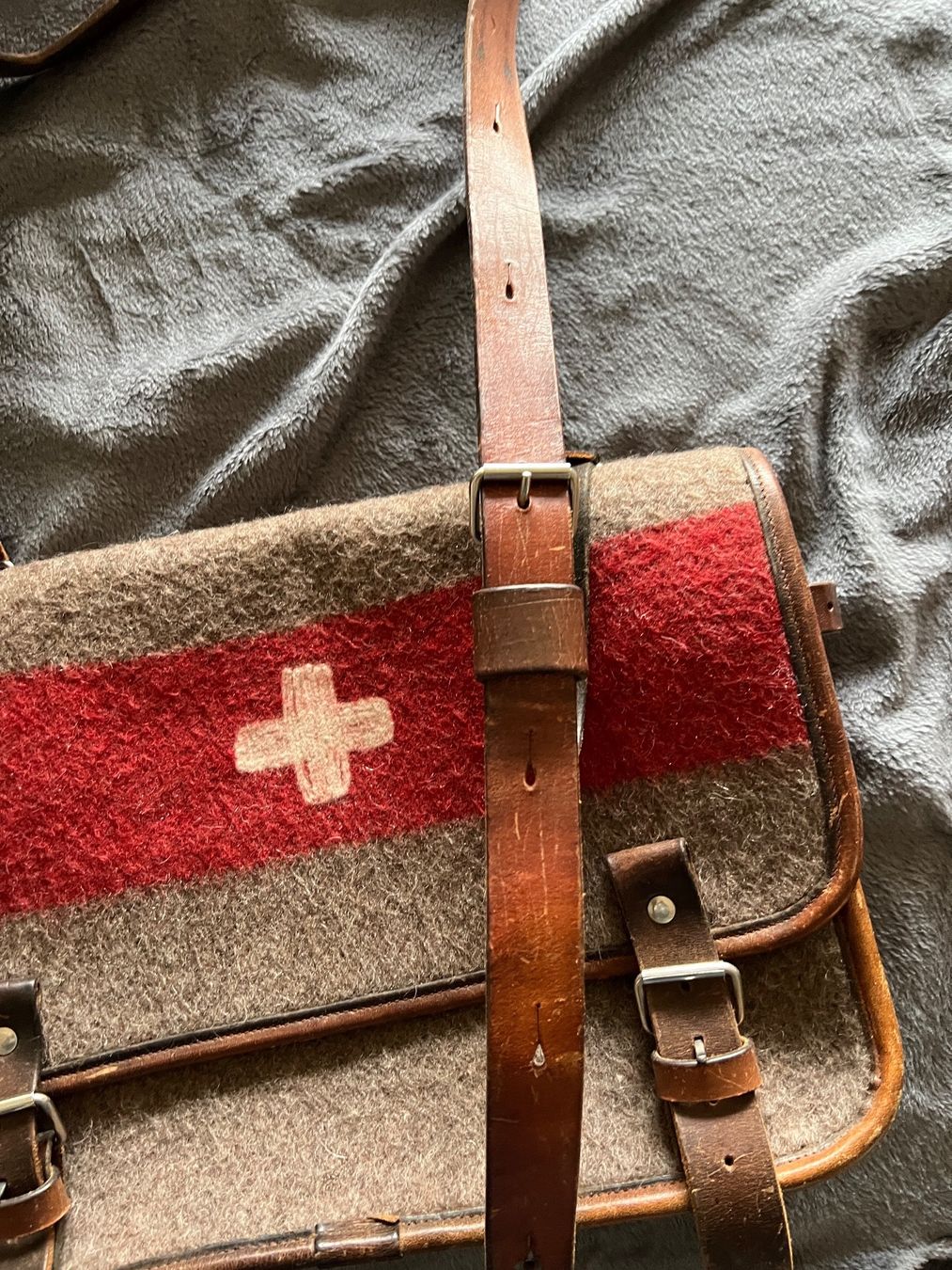 Schweizer Armee Taschen: Kulttasche aus Schweizer Armee-Wolldecke – Gebraucht aus Stansstad von Dalmatinerhjf 1