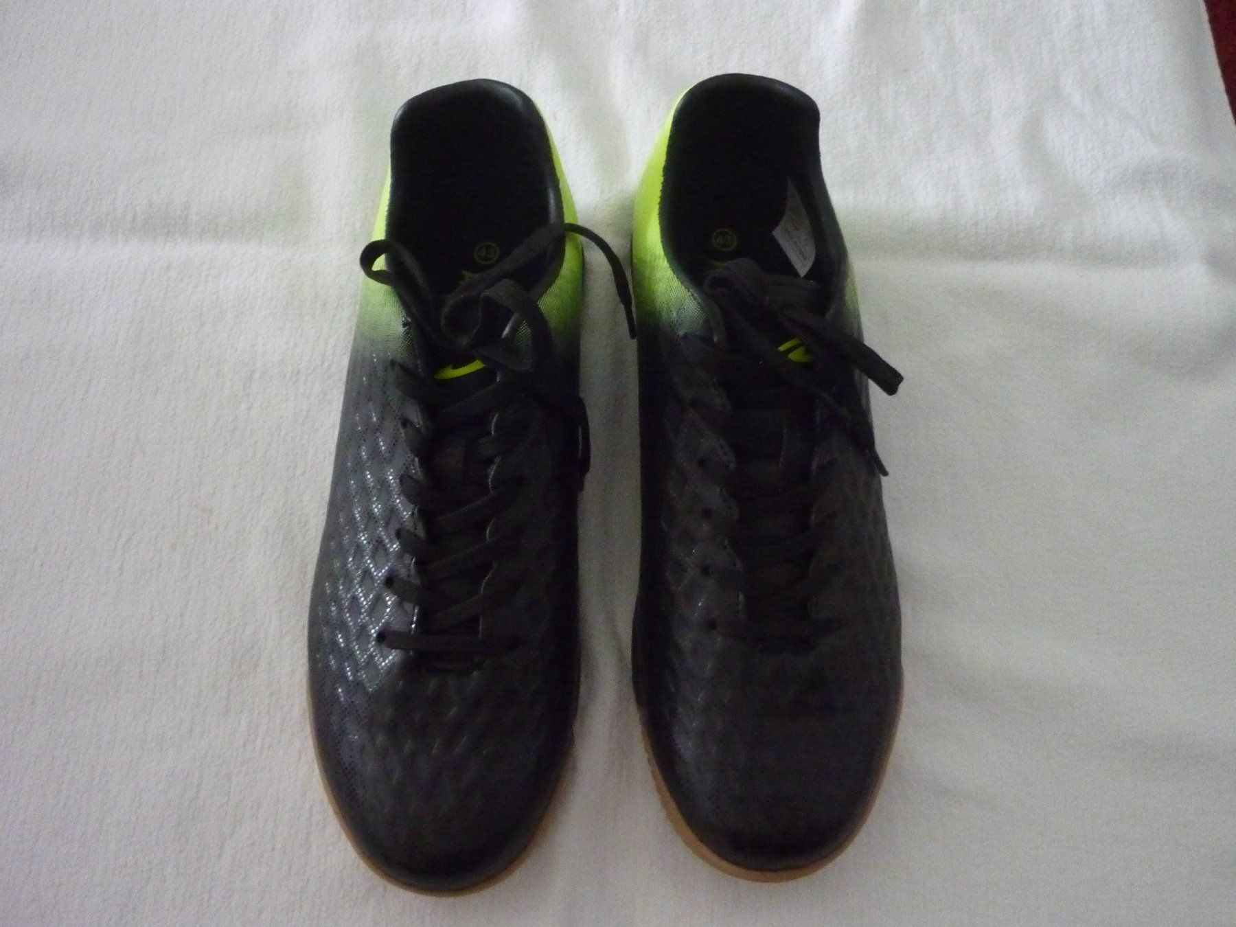 Herrenschuhe: Turnschuhe – Neu (gemäss Beschreibung) aus Vaduz von red94angel