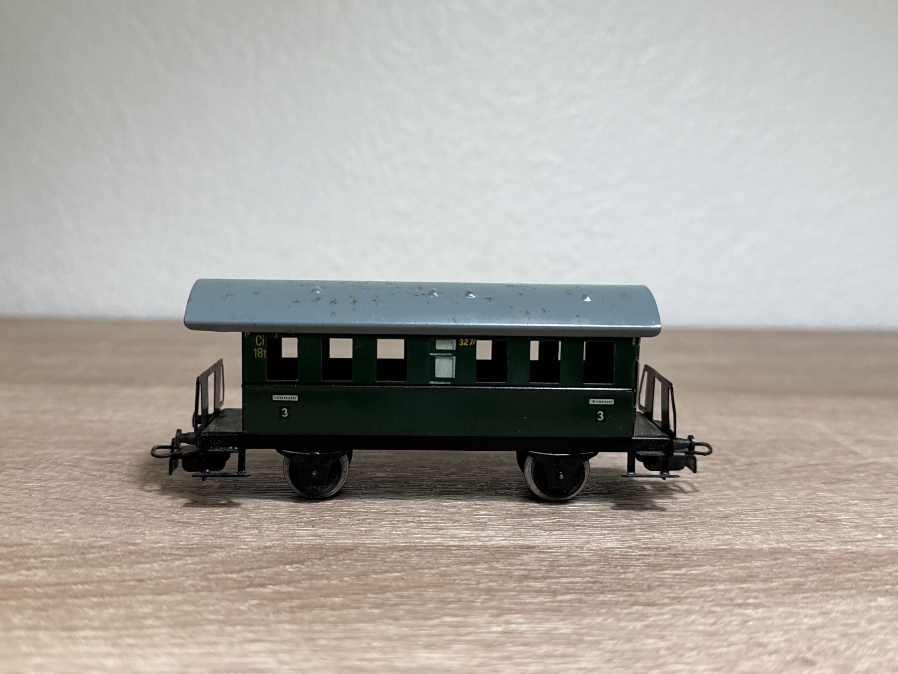 Märklin Modellini di ferrovie: Märklin Personenwagen 3.Kl (114) – Usato da St-Aubin-Sauges venduto da Lo_Go 1