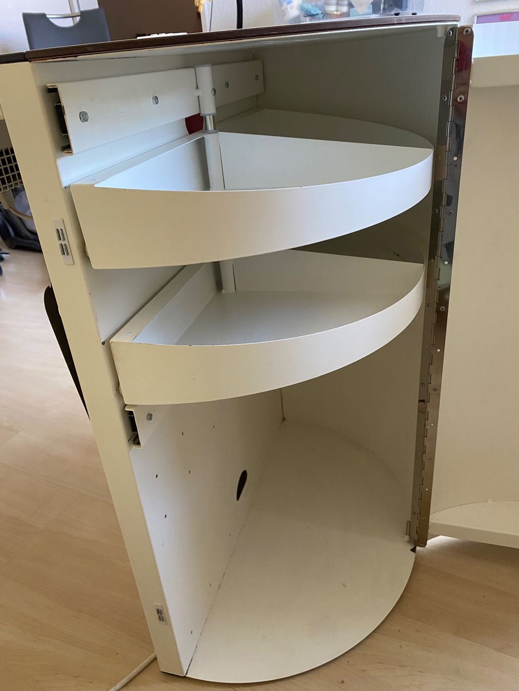 Tavoli: Moderner Nagel- Maniküretisch mit integrierter Absaugung – Nuovo (secondo la descrizione) da Lengnau AG venduto da pauergirl 5