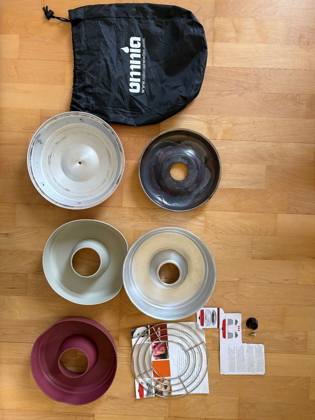 Omnia Teglie da forno: Omnia Backofen Set mit Zubehör und Kochbuch – Nuovo (secondo la descrizione) da Zug venduto da Christina7 1