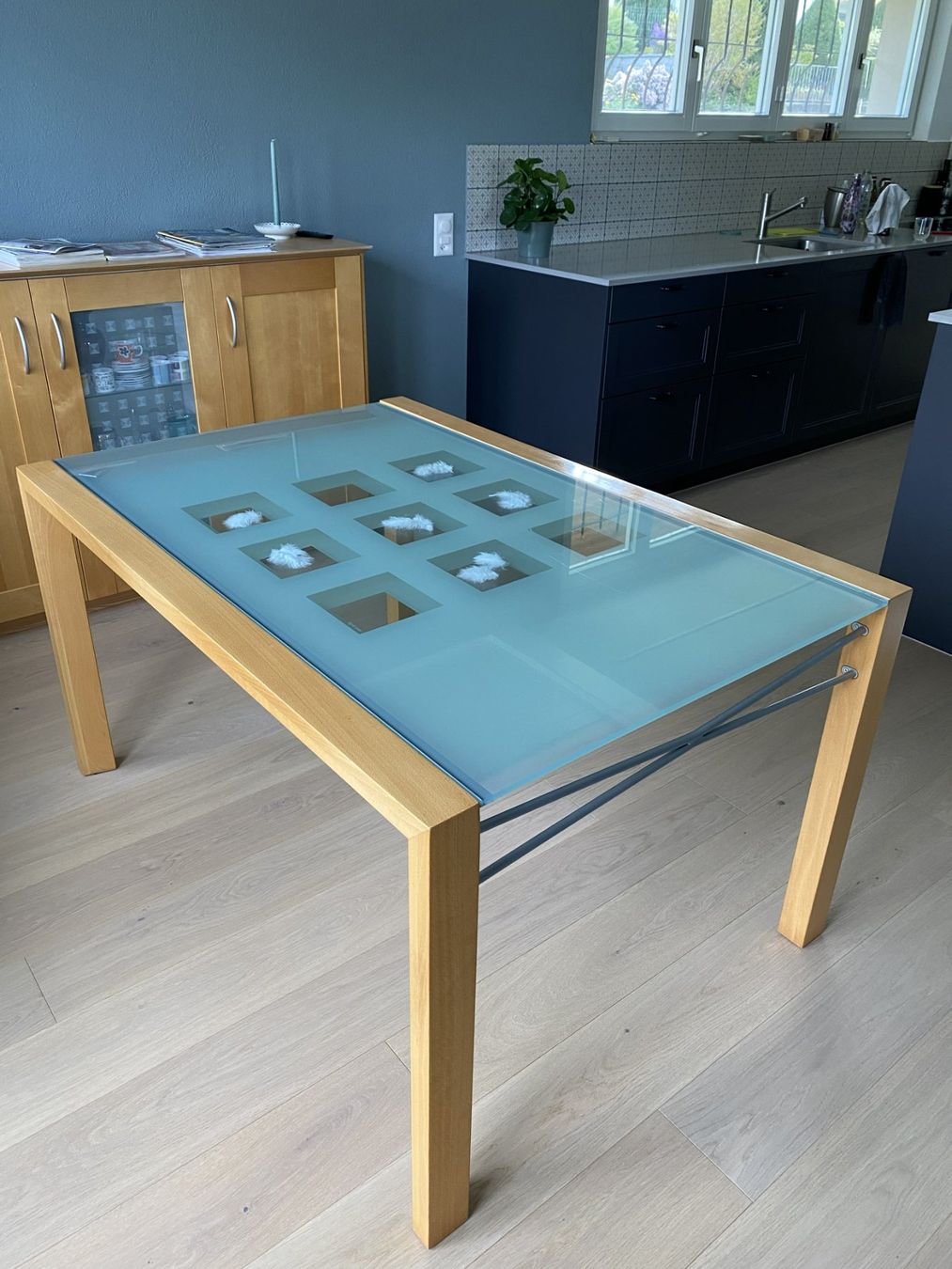 Esstisch aus Holz und Glas