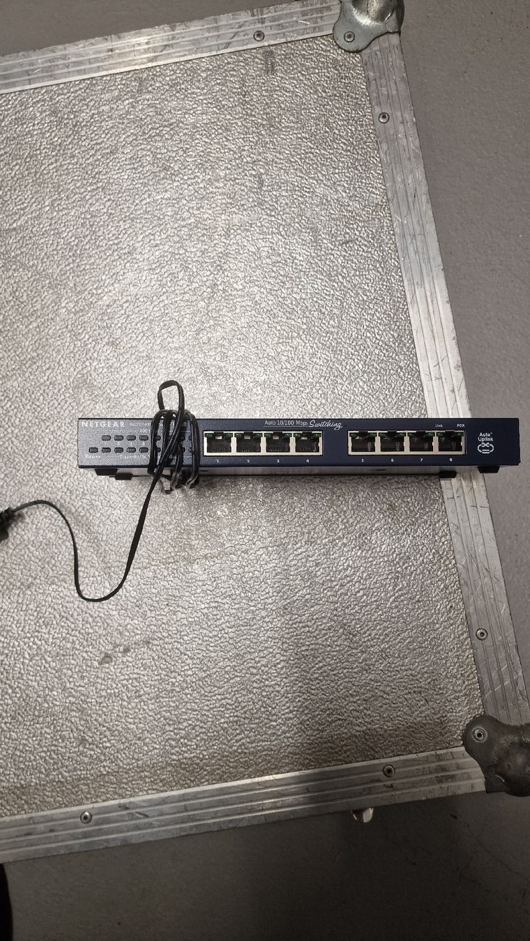 Cavi: Lot Netzwerkkabel und Netzwerk Switch – Usato da Wallenwil venduto da Abverkauf.ch