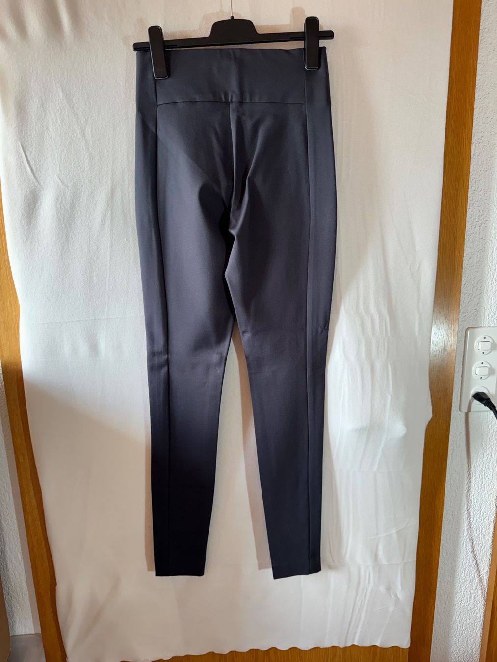 H&M Pantaloni: Schwarze Hose von H&M Gr. S – Usato da Grosswangen venduto da second_hand_dress 5