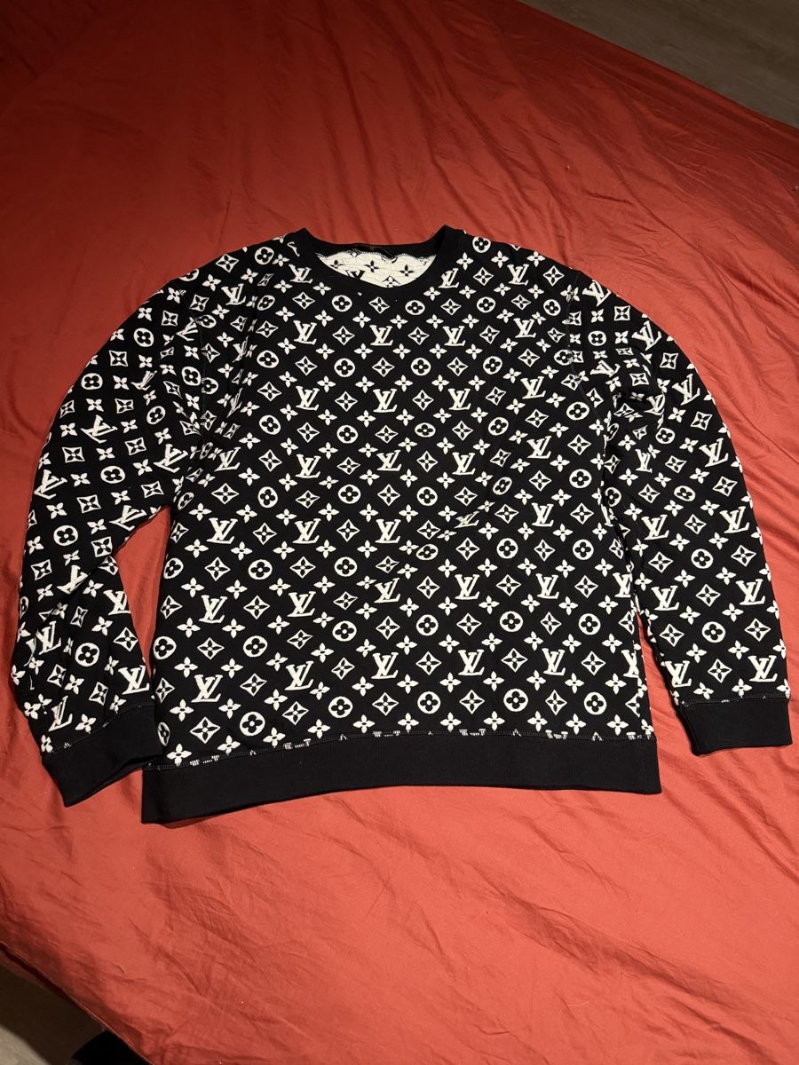 Louis Vuitton Maglioni & Felpe: Louis Vuitton, Full Monogram Jacquard Crewneck" – Usato da Signau venduto da WhiteyWyss