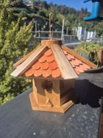 Vogelhaus aus Holz mit Schindeldach zum Aufhängen, gebraucht