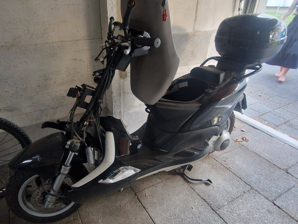Piaggio Scooter: Piaggio Fly 125, Roller defekt inkl. Topcase ab 1.- – Difettoso da Biel/Bienne venduto da YVNES
