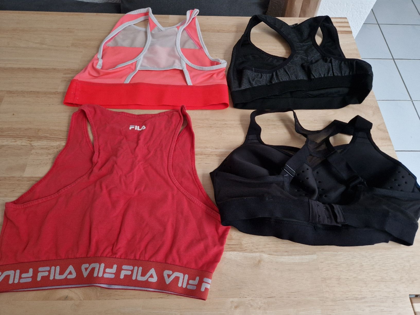 Kleiderpakete: 4x Sport BH Gr.M/L – Gebraucht aus Strengelbach von Nessi92 1