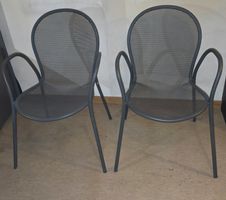 2 Gartenstühle aus Metall mit Armlehnen – stapelbar