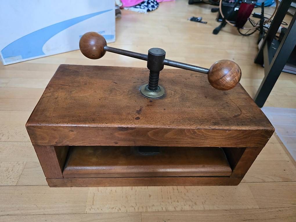 Alle Werkzeuge: Antike Blumenpresse – Gebraucht aus Zürich von simonanstey