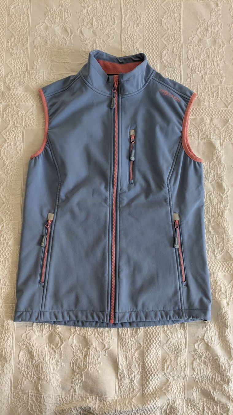 Autres vêtements fille: Trollkids Softshell Weste Gr. 164 – D'occasion à Adliswil par bibuubib