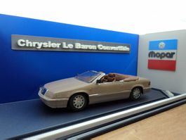 Chrysler Le Baron Convertible 1/43 in Präsentationsvitrine