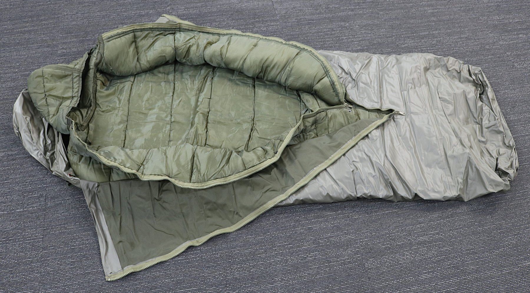Sacchi a pelo: Militärischer Schlafsack made in China – Usato da Volketswil venduto da brockipfannenstil 2