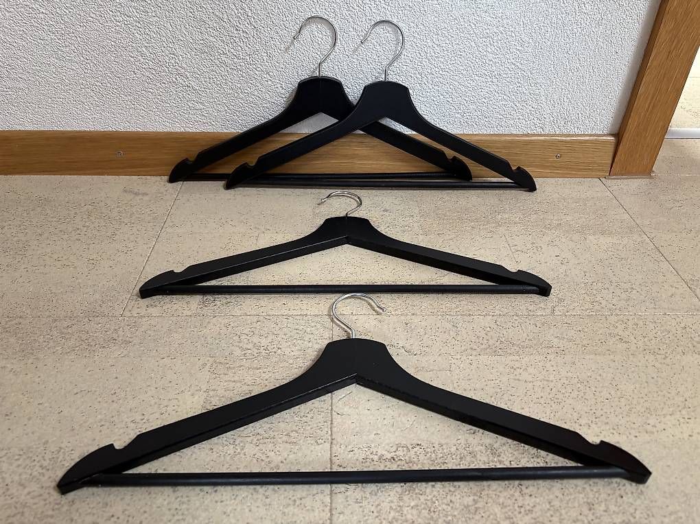 Appendiabiti: Holzkleiderbügel schwarz, 8 Stück  – Usato da Brugg AG venduto da nuv_srm8 1