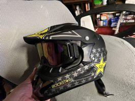 Set Motocross-Helm mit Schutzbrille und handschuhe