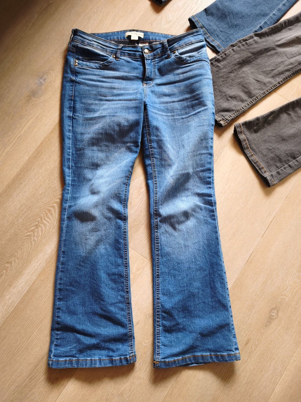 Jeans: 3 Bootcut Jeans Kurzgrösse 38/40 – Usato da Reconvilier venduto da Mickeli7 2
