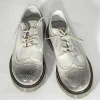 Leder Halbschuh mit Brogue Details und Vintage Finish