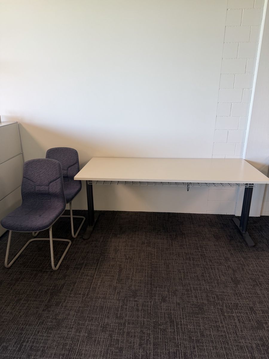 Tables: Tisch & 2 Stühle – D'occasion à Schübelbach par R46R
