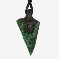 Uwarowit Steinanhänger mit eingefasstem Granat