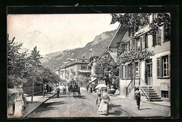 Meiringen, Strassenpartie mit Passanten